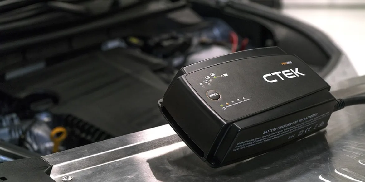 CTEK PRO25S 12V 25A Professional Battery Charger (40-328)