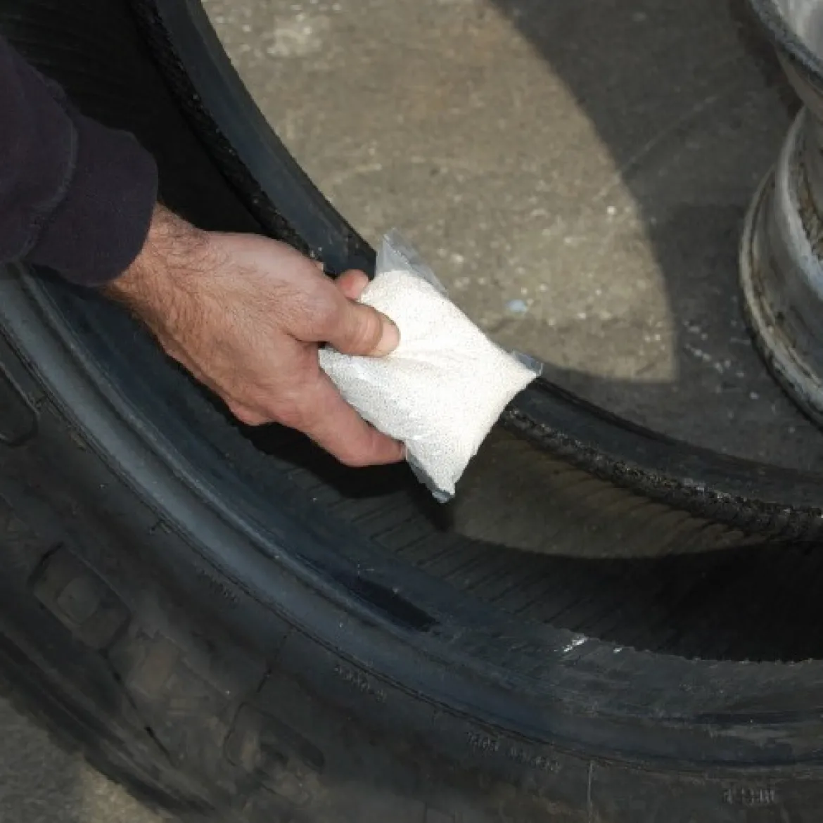 Esco Equipment 20463C Truck Tire Balancing Beads (10 oz Bag) - CASE OF 24 BAGS